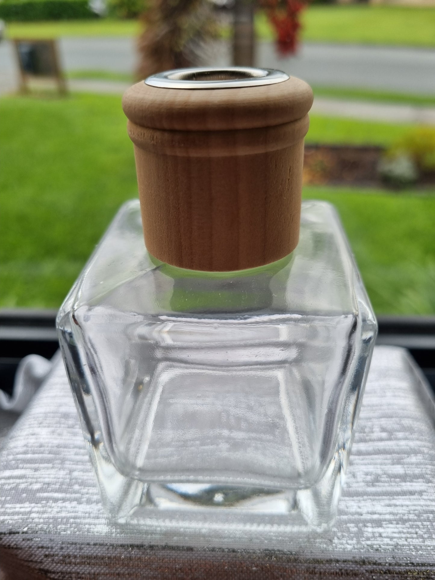 Square 125ml Glass diffuser bottle with wooden cap.