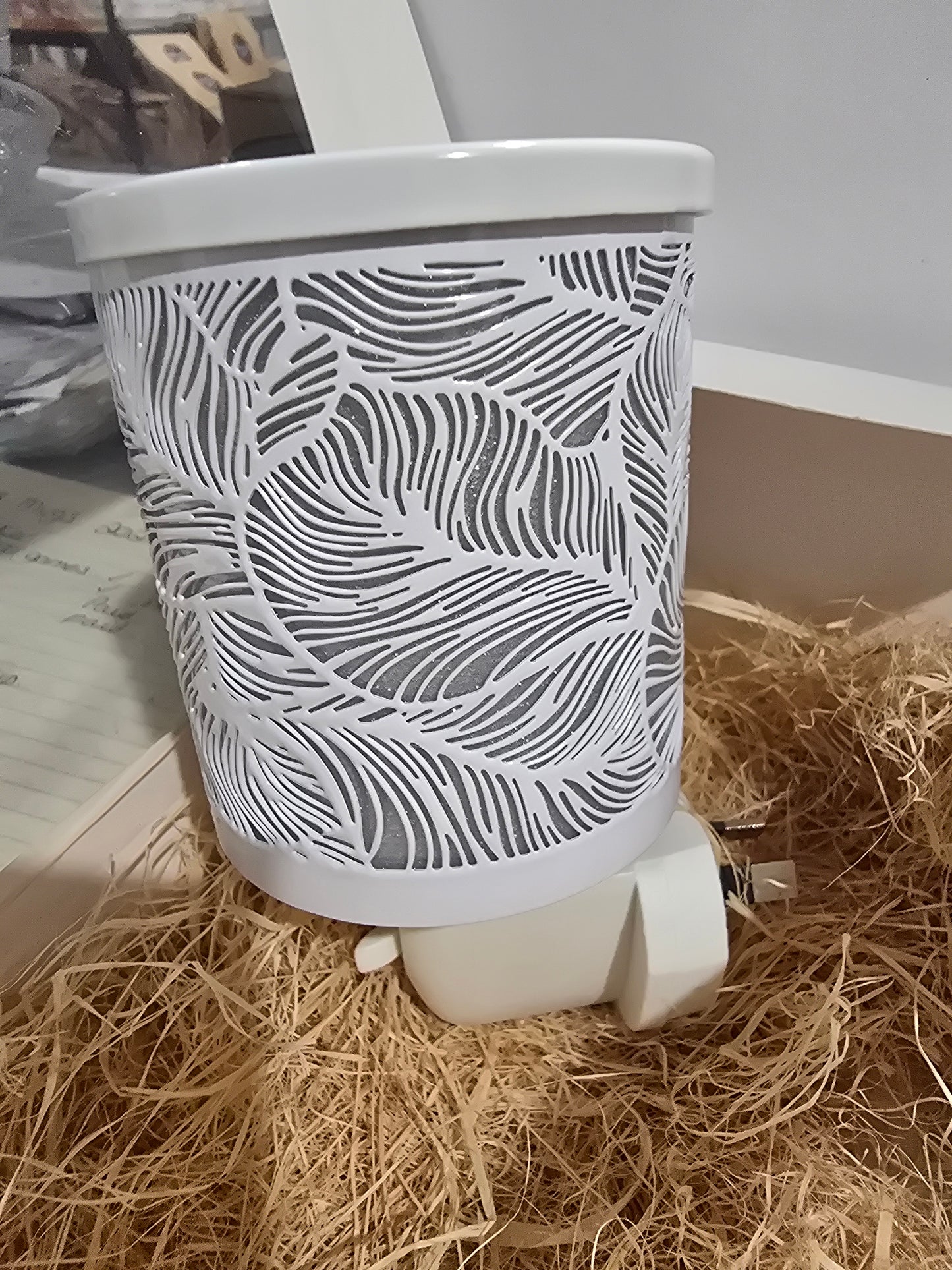 The Hamptons White Plug in Warmer.